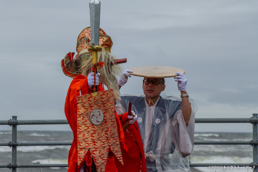 美国神社例大祭　天狗の火渡り2