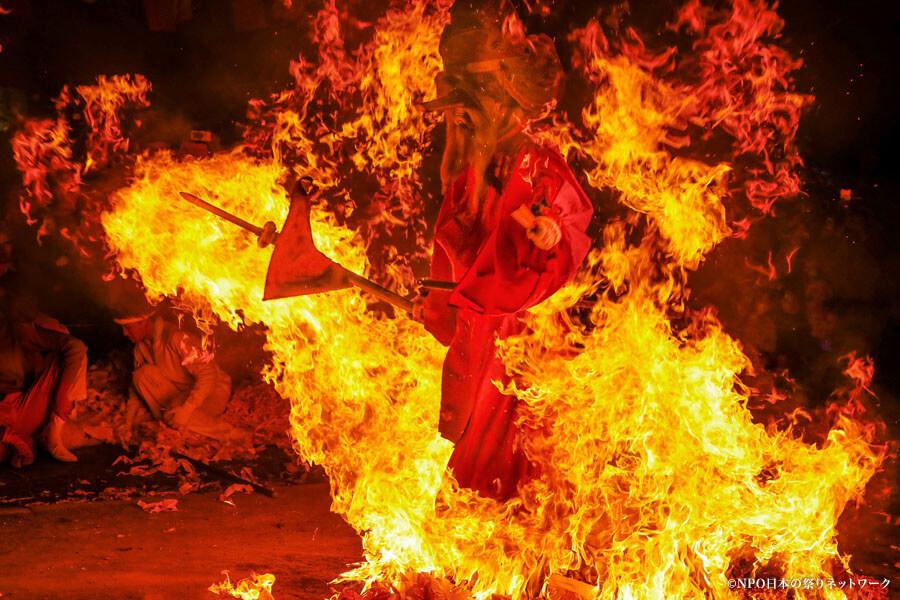 美国神社例大祭　天狗の火渡り3