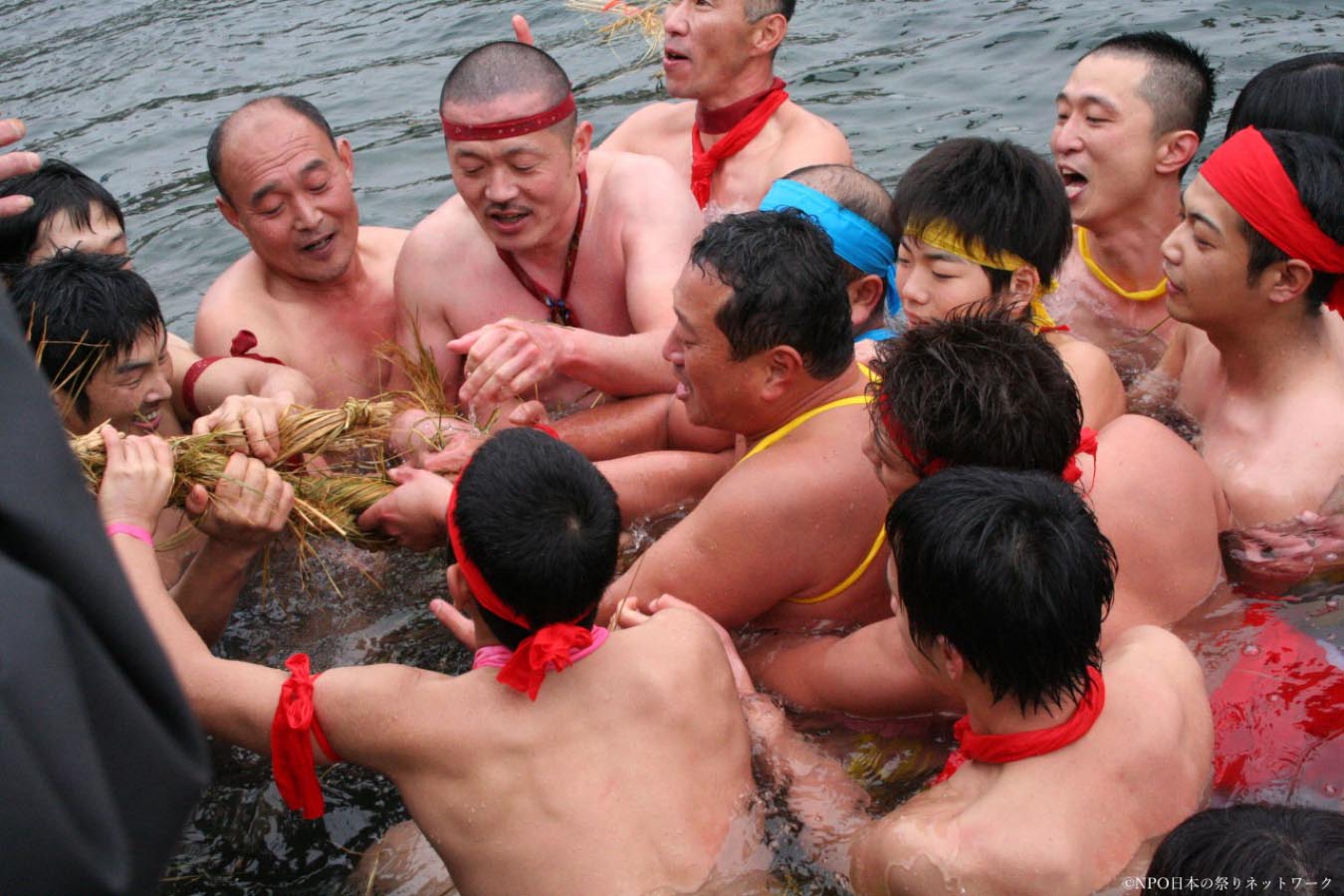 日向の水中綱引き1