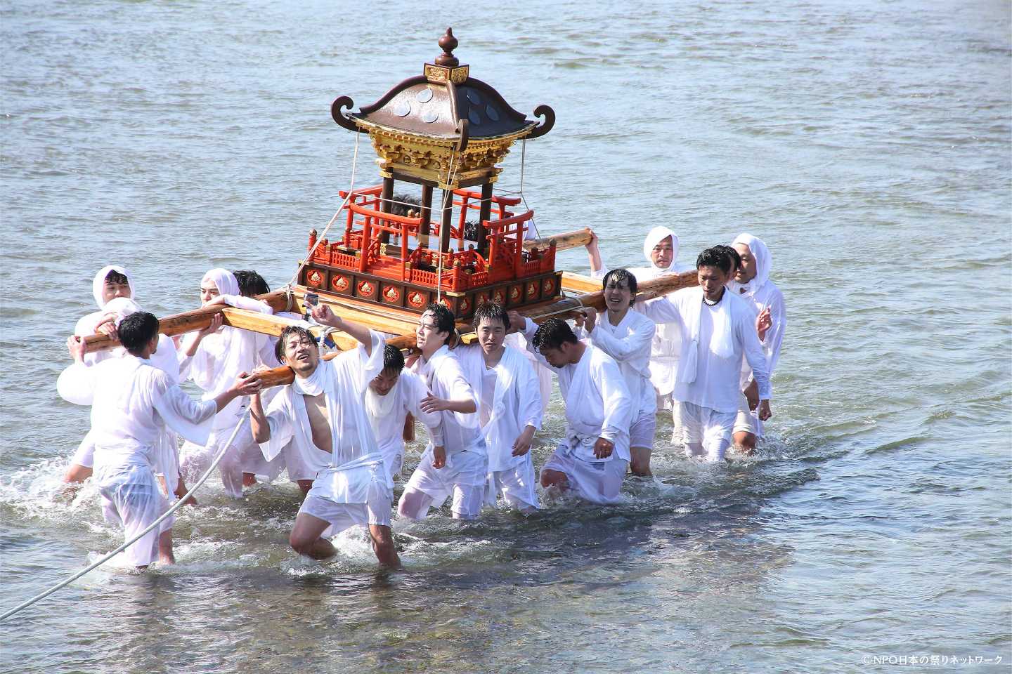 厳島神社祭典・鼠ヶ関神輿流し