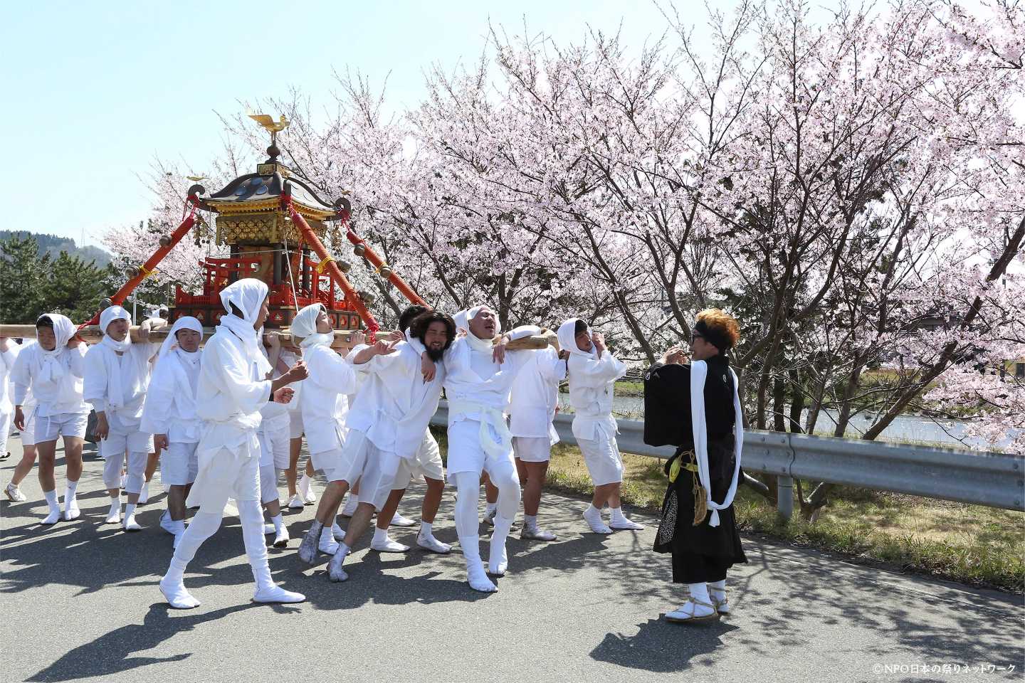 厳島神社祭典・鼠ヶ関神輿流し2
