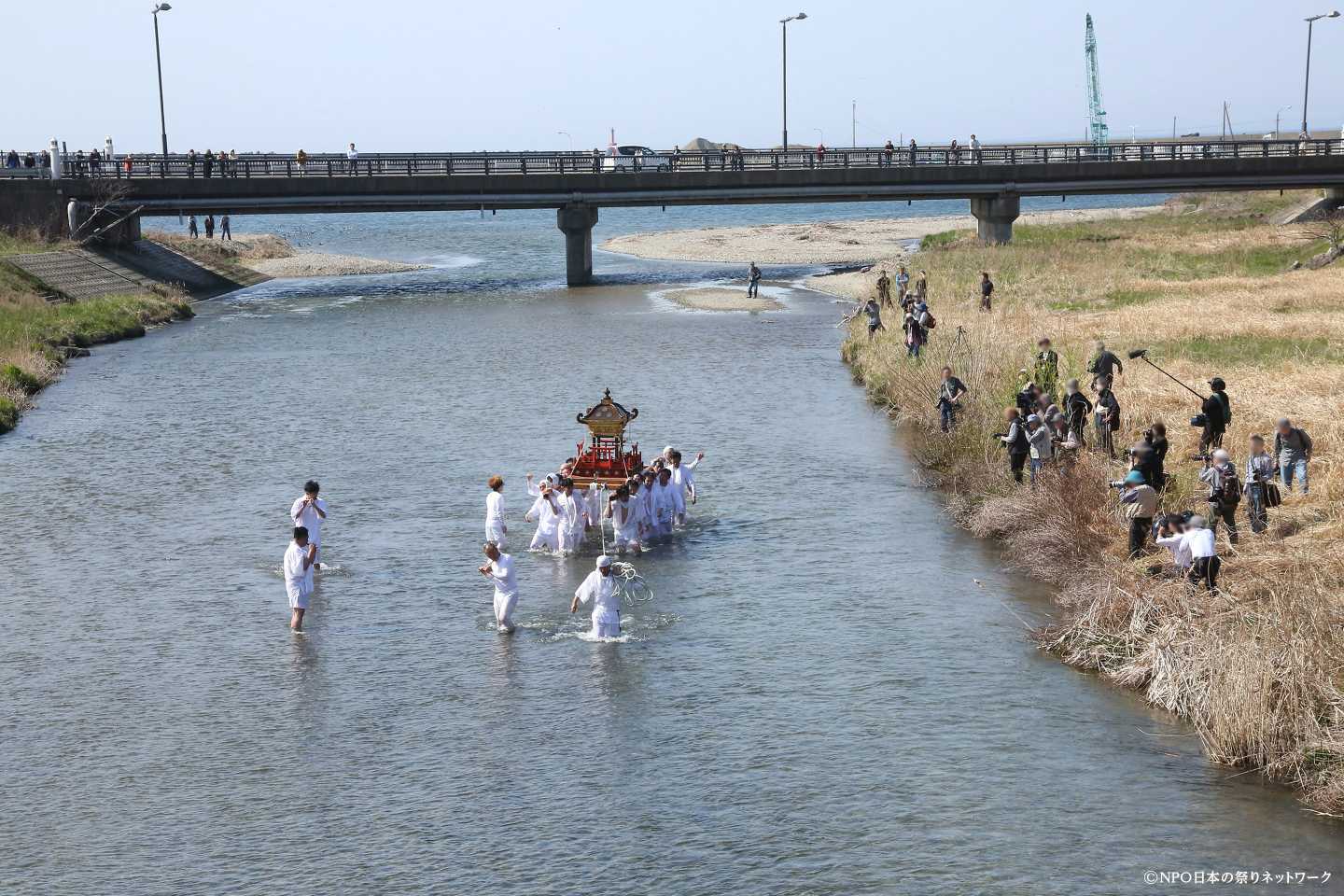 厳島神社祭典・鼠ヶ関神輿流し8